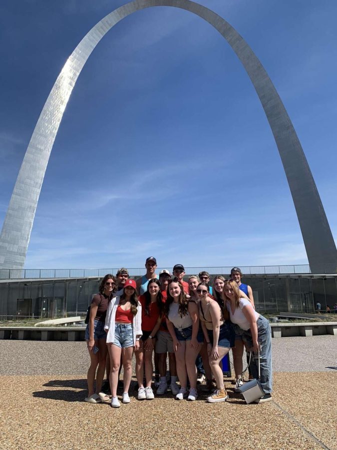Seniors who traveled in front of the arch