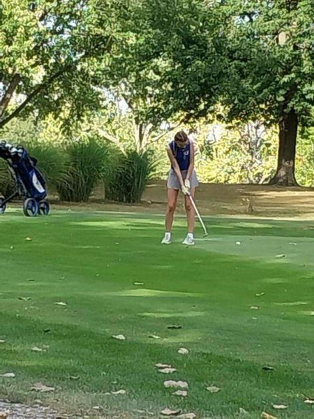 Emily Rachoy finishing a hole.